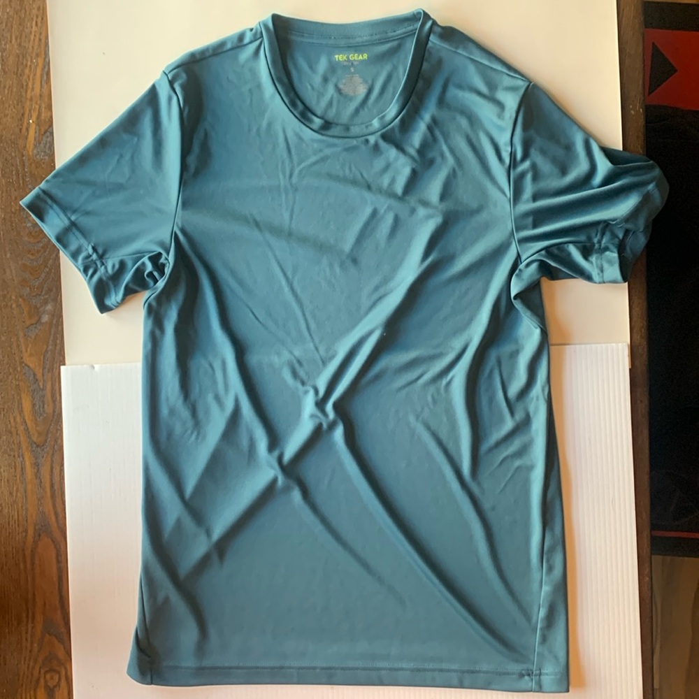 Small tek gear shirt